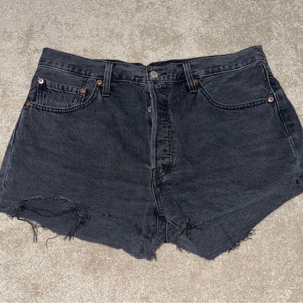 Black Levi’s shorts